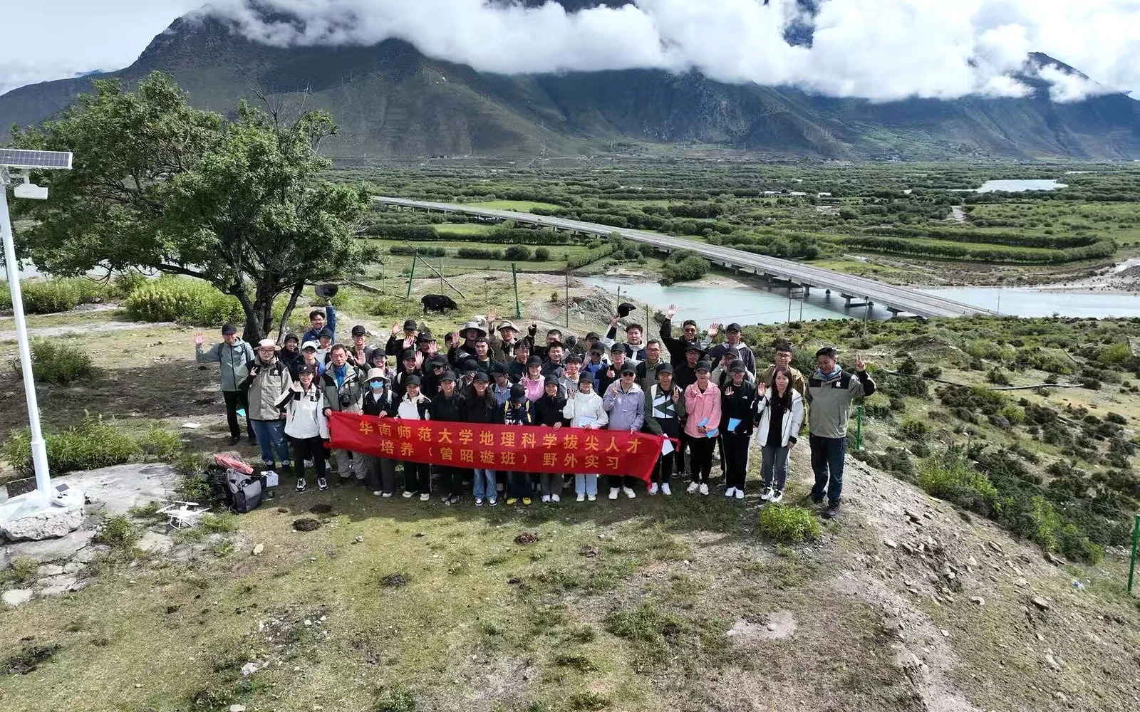 高山河谷考察团队合影