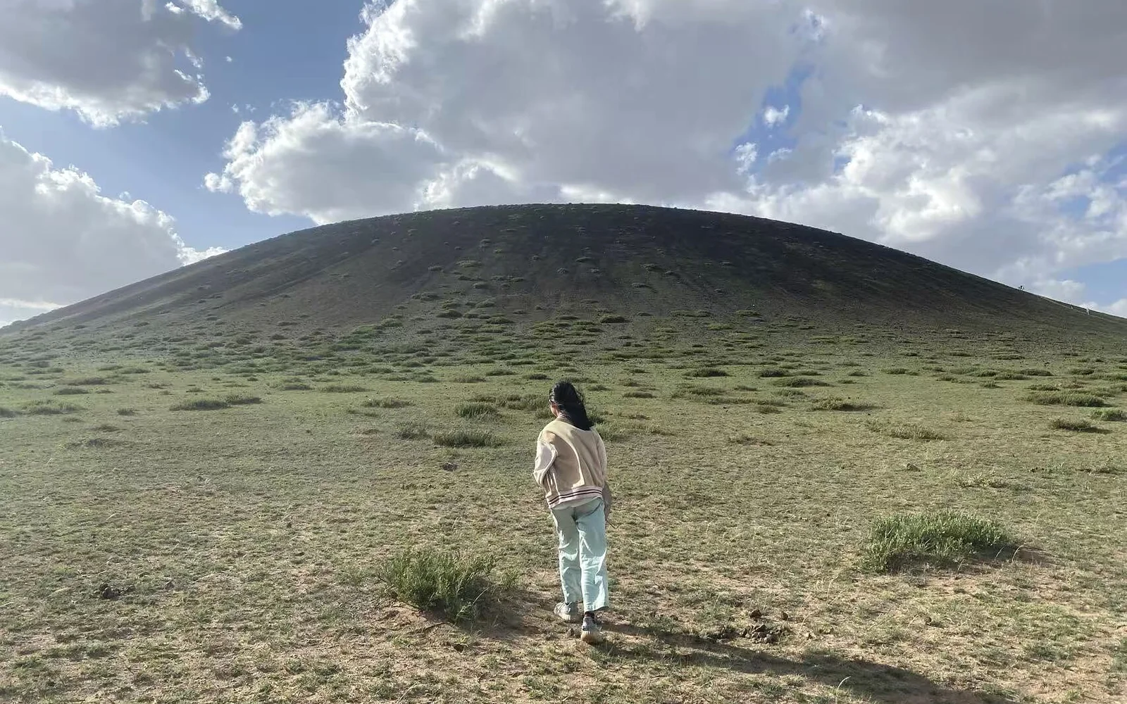 草原上的火山锥地貌