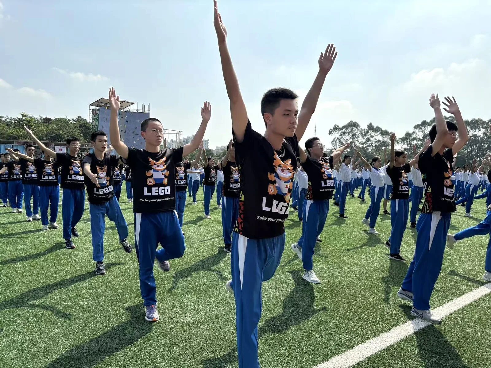 陪伴学生参加校园集体体育活动